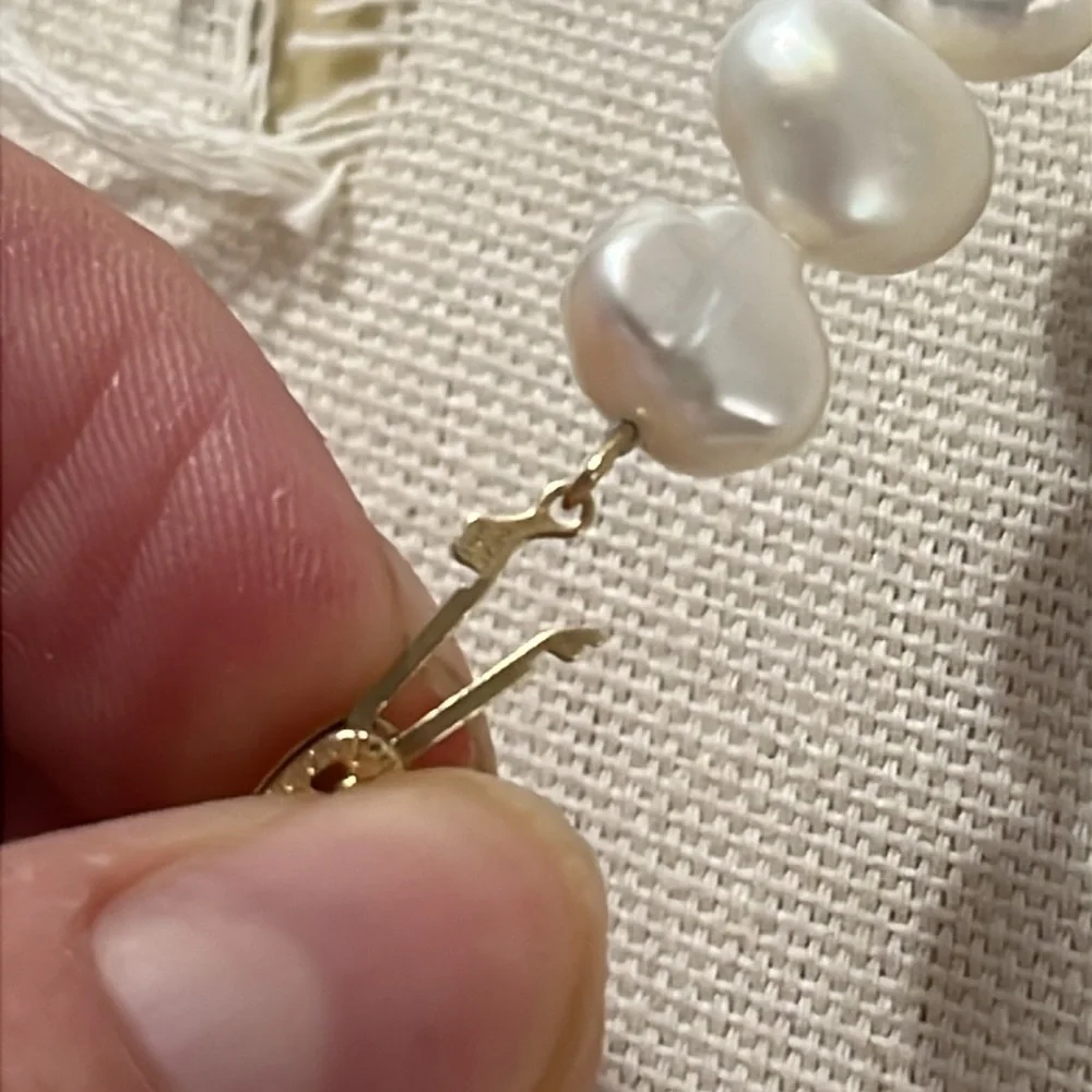 Elegant White Pearl Necklace - Picture 4 of 9